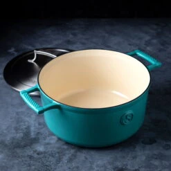 Saveur Selects Braadpan Voyage - Saveur Blue - ø 25 Cm / 4.7 Liter - Geëmailleerde Anti-aanbaklaag -Le Creuset Winkel 1 3 17