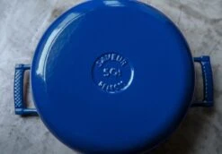 Saveur Selects Braadpan Voyage - Classic Blue - ø 25 Cm / 4.7 Liter - Geëmailleerde Anti-aanbaklaag -Le Creuset Winkel 1 4 7 scaled 1