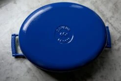 Saveur Selects Braadpan Ovaal Voyage - Classic Blue - ø 30 Cm - Geëmailleerde Anti-aanbaklaag 11 Saveur Selects Braadpan Ovaal Voyage - Classic Blue - ø 30 Cm - Geëmailleerde Anti-aanbaklaag -Le Creuset Winkel 1 5 16 scaled 1