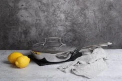 Saveur Selects Pannenset Voyage Series (Koekenpan ø 25 Cm + Steelpan ø 20 Cm) - TriPly RVS - Inductie En Alle Andere Warmtebronnen -Le Creuset Winkel 1200x800 2