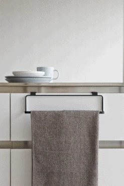 Yamazaki Handdoekhouder Tower Zwart 30 Cm -Le Creuset Winkel 2747 TOWER KITCHEN TOWEL HANGER WIDE BK 02 1000x