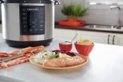 Crockpot Express Slowcooker + Snelkookpan - Uitneembare Binnenpan - 5.6 Liter - CR089 Met Stoommand & Tang) -Le Creuset Winkel CSC051 US Lifestyle Salmon