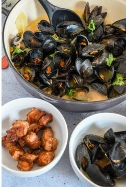 Saveur Selects Hapjespan Voyage - Rabbit Grey - ø 30 Cm / 4.2 Liter - Geëmailleerde Anti-aanbaklaag -Le Creuset Winkel GUEST 97e86d6a 5448 4a14 8316 a6e31a63c769