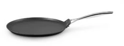 Le Creuset Pannenkoekenpan Les Forgées TNS - ø 28 Cm - Standaard Anti-aanbaklaag 12 Le Creuset Pannenkoekenpan Les Forgées TNS - ø 28 Cm - Standaard Anti-aanbaklaag -Le Creuset Winkel LC 20190624 ZS PS FS 51106280010002 001 1