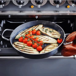 GreenPan Grillpan Essentials - ø 28 Cm - Keramische Anti-aanbaklaag -Le Creuset Winkel a82ffaf1c0612fcdfb4e3011261fe6fc2e396684 GP ESS BA Bd RoundGrillpan OvenSafe Lifestyle a