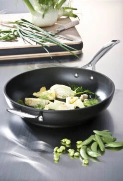 Le Creuset Sauteerpan Les Forgées TNS - ø 28 Cm / 3.2 Liter - Standaard Anti-aanbaklaag -Le Creuset Winkel le creuset sauteerpan 28cm eten