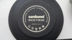 Sambonet Wokpan Rock 'n' Rose - Zwart - ø 32 Cm - Standaard Anti-aanbaklaag 9 Sambonet Wokpan Rock 'n' Rose - Zwart - ø 32 Cm - Standaard Anti-aanbaklaag -Le Creuset Winkel sambonet rock n rose achterkant 1 1