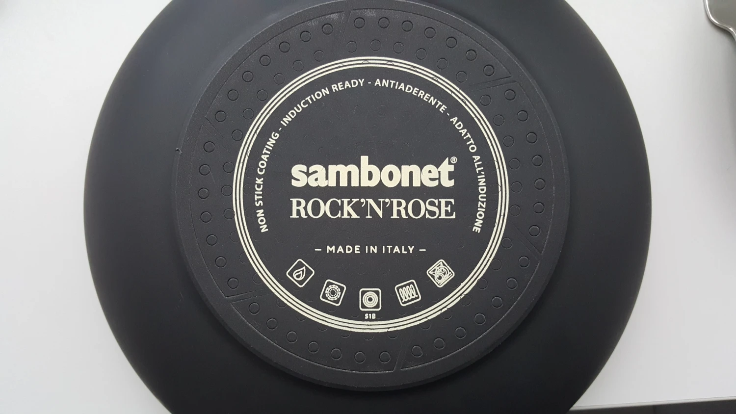 Sambonet Wokpan Rock 'n' Rose - Zwart - ø 32 Cm - Standaard Anti-aanbaklaag 6 Sambonet Wokpan Rock 'n' Rose - Zwart - ø 32 Cm - Standaard Anti-aanbaklaag - Afbeelding 4