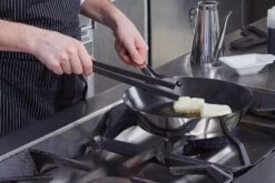 Sambonet Serveerpincet Zwart -Le Creuset Winkel sambonet serveerpincet zwart sfeer3